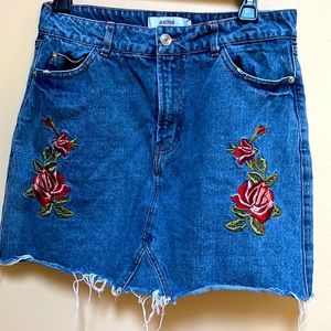 Size 27 frayed denim mini skirt. By JustFab. 15’ length.